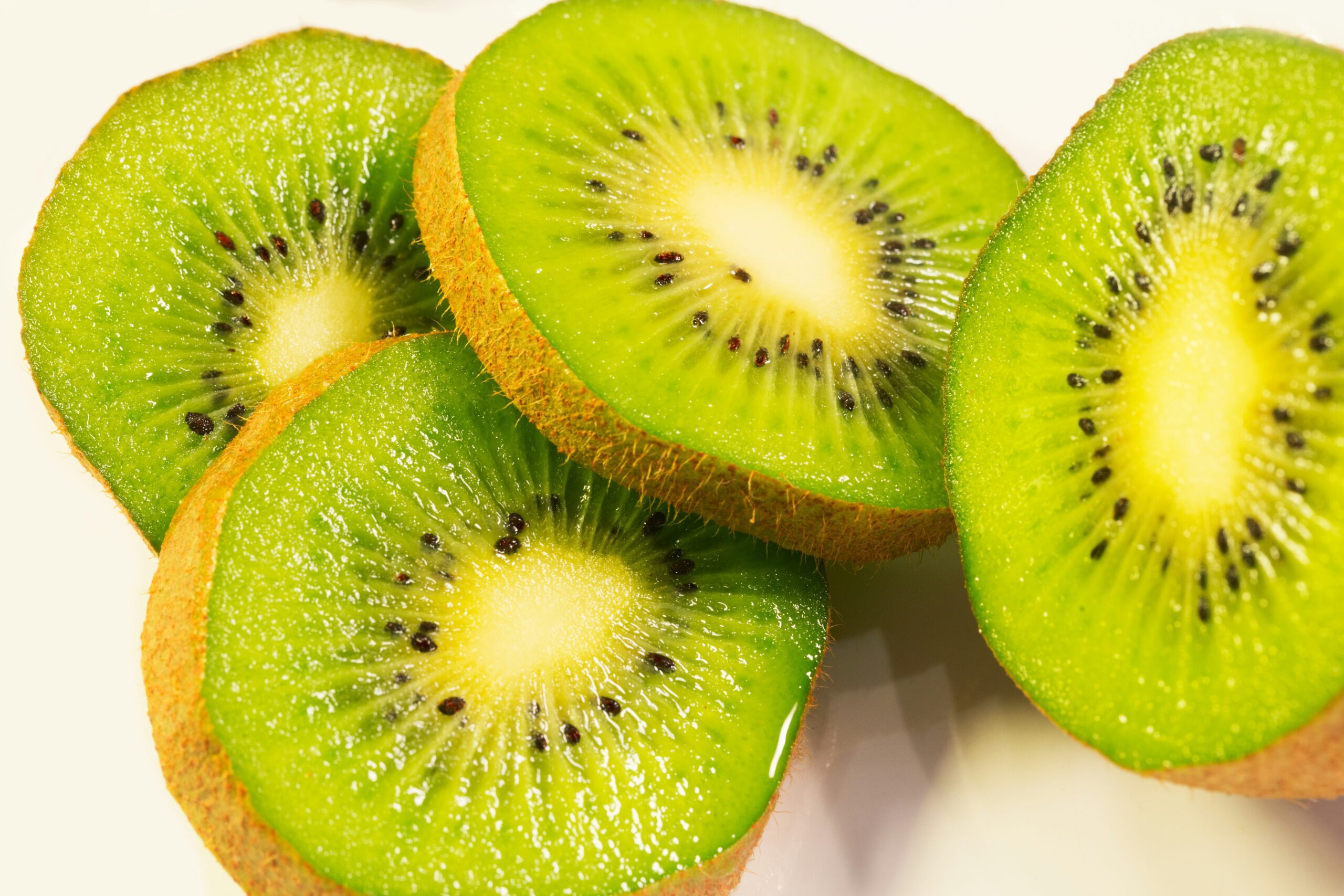 Infographic summary breaking down 5 proven health benefits of eating kiwi fruit daily